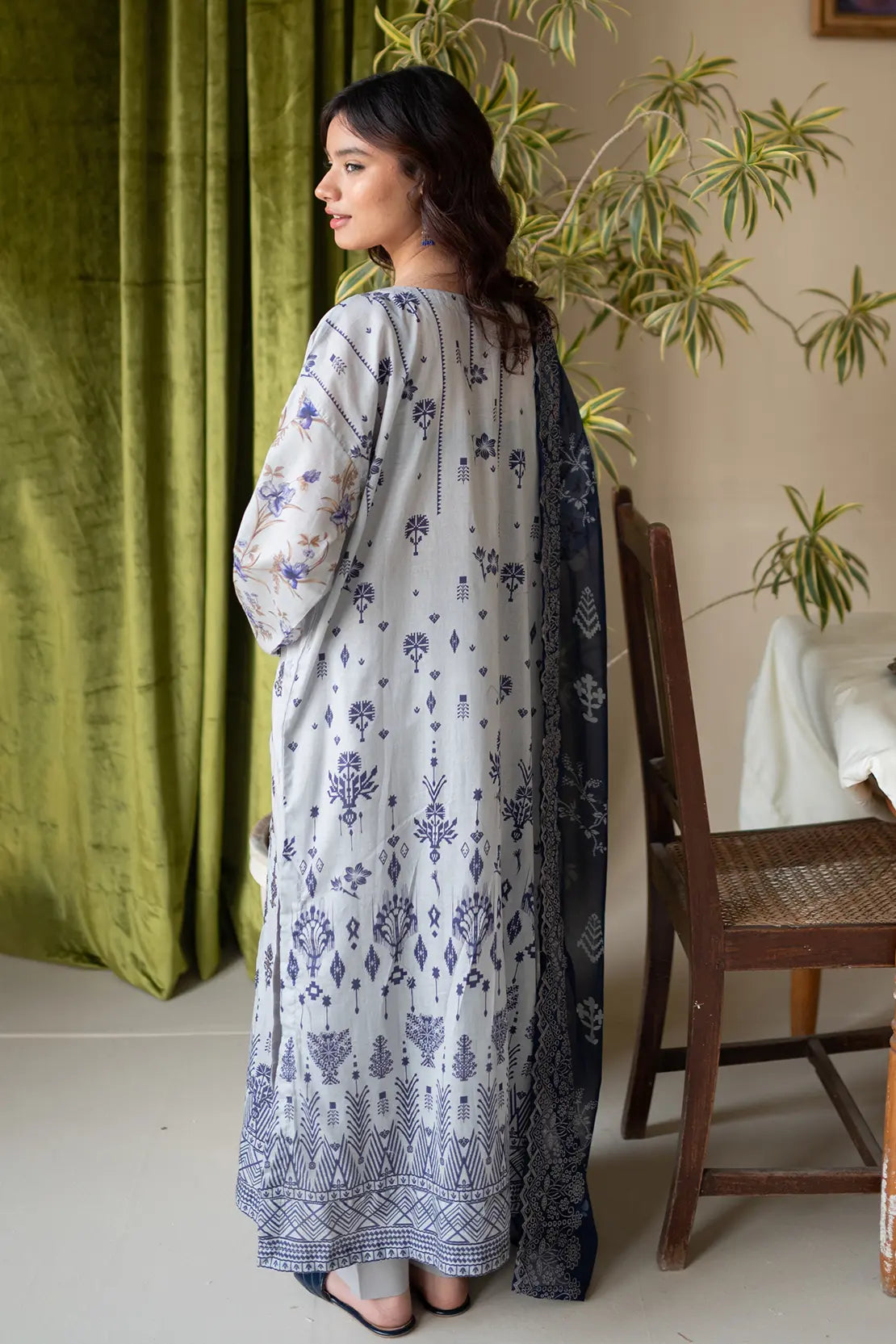 3 Piece - Embroidered Luxury Lawn - 8141