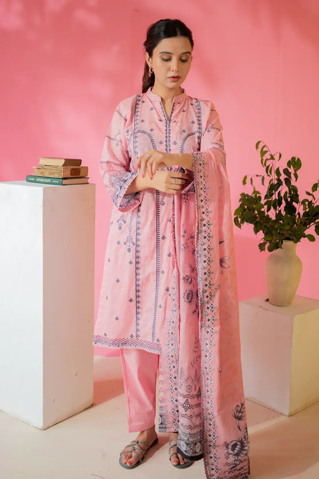 3 Piece - Embroidered Lawn - 8689