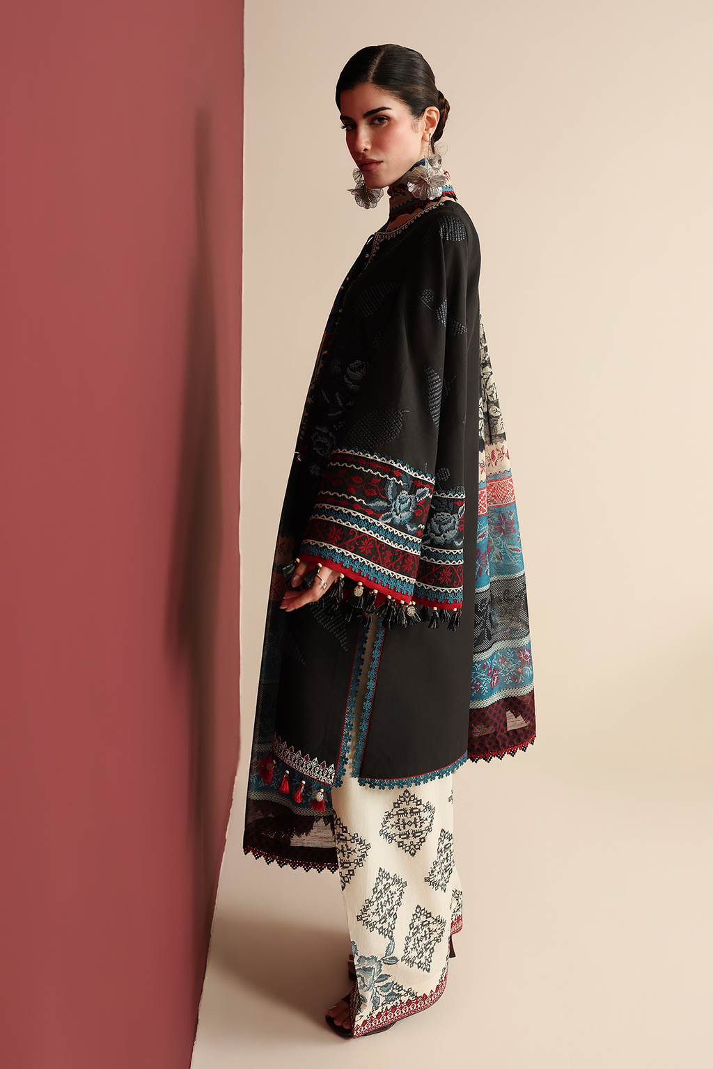 Jazmin | Iris Embroidered Lawn | IL26-D05