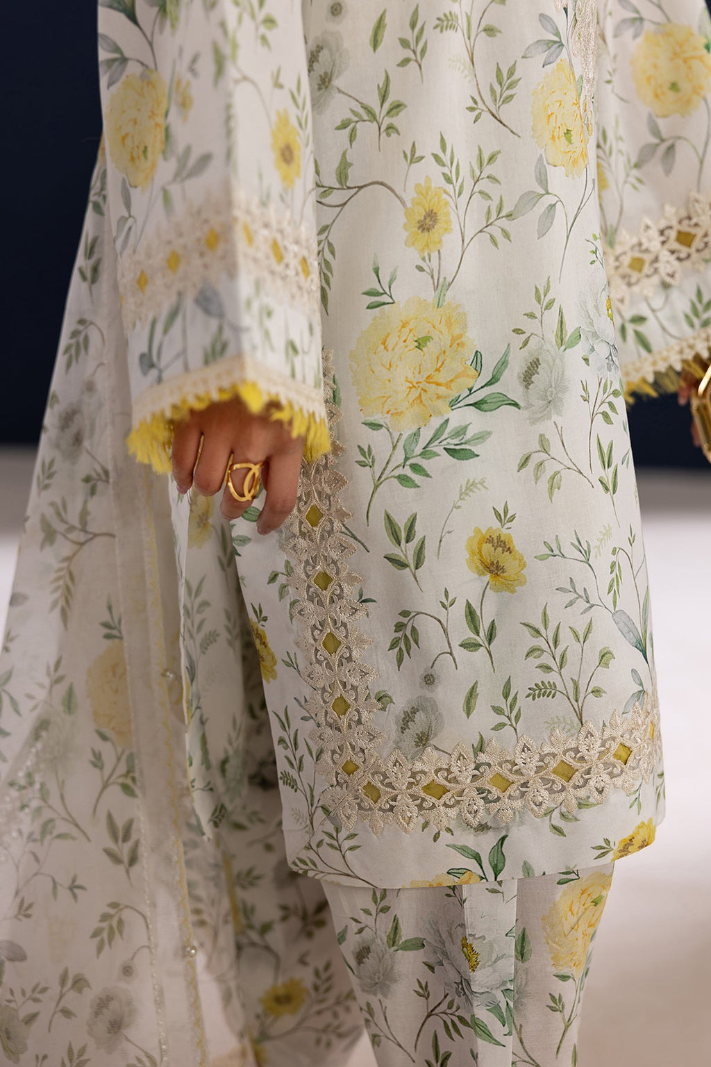 Baroque | Embroidered lawn | UF-4460