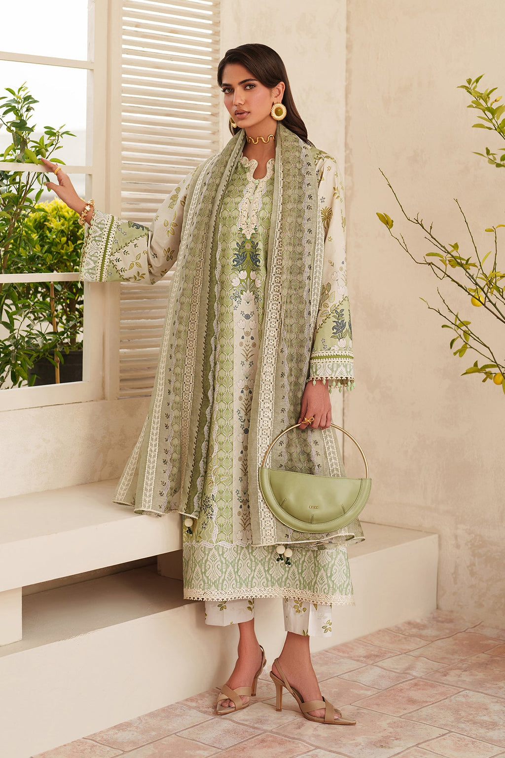 Baroque | Embroidered lawn | UF-4406