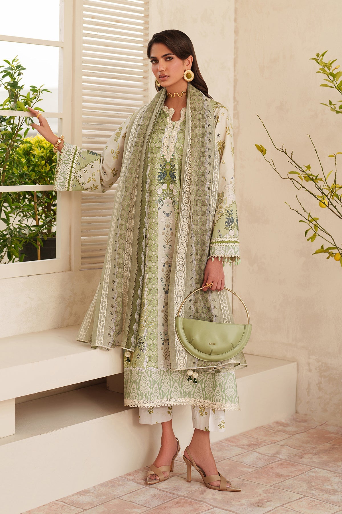 Baroque | Embroidered lawn | UF-4406