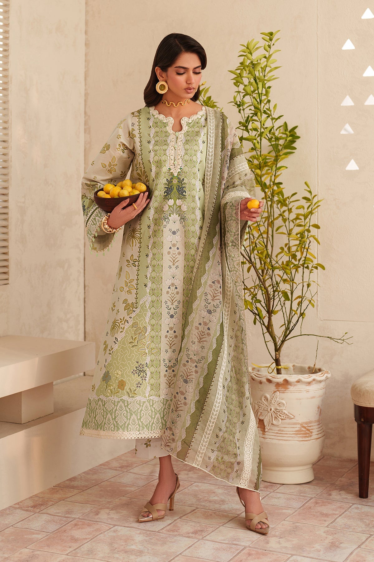 Baroque | Embroidered lawn | UF-4406