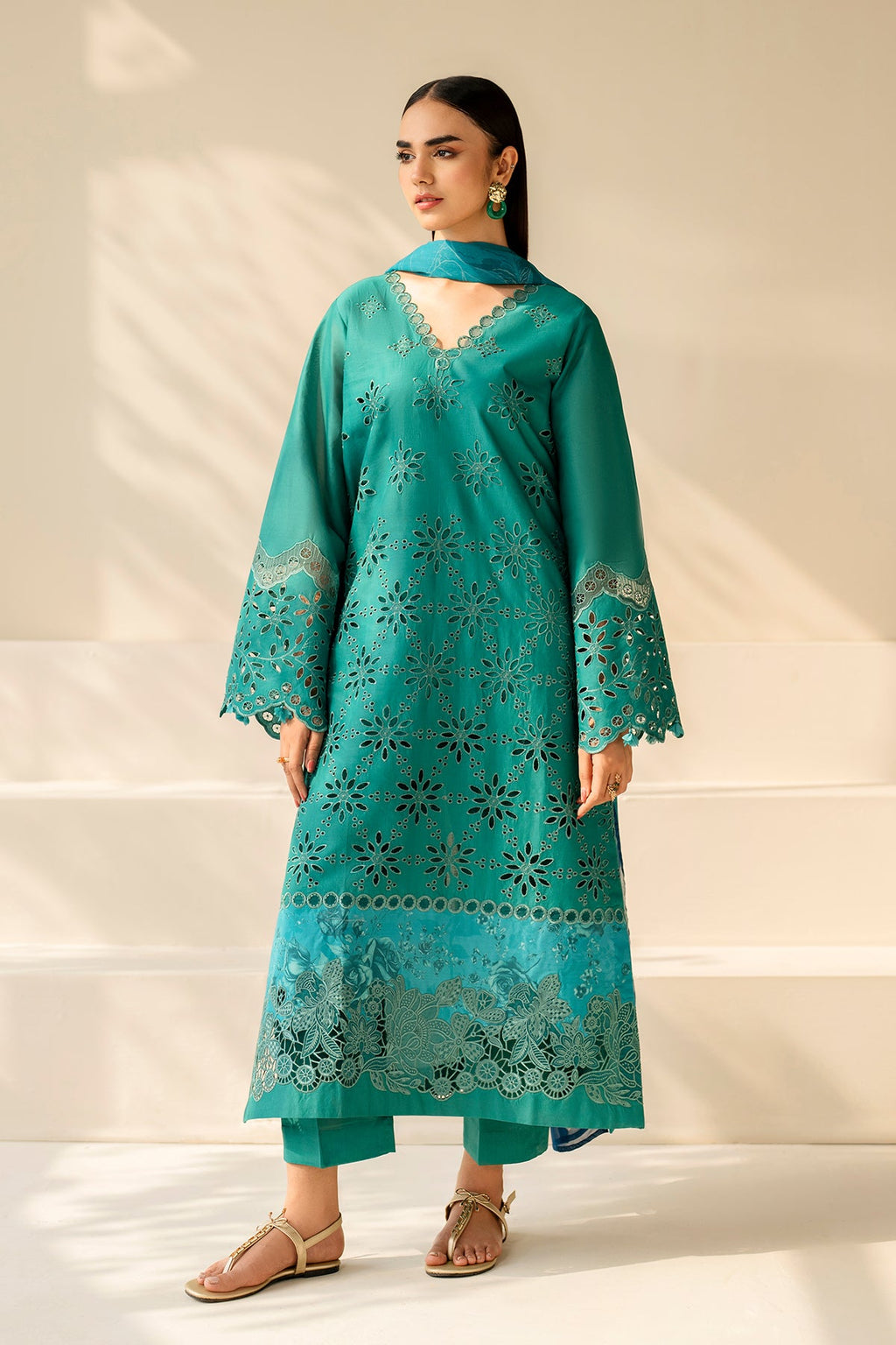 Baroque | Embroidered lawn | UF-4275