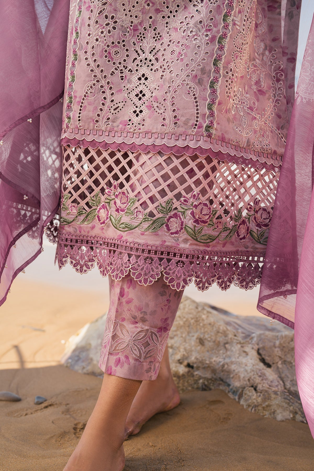 Baroque | Embroidered lawn | UF-4114