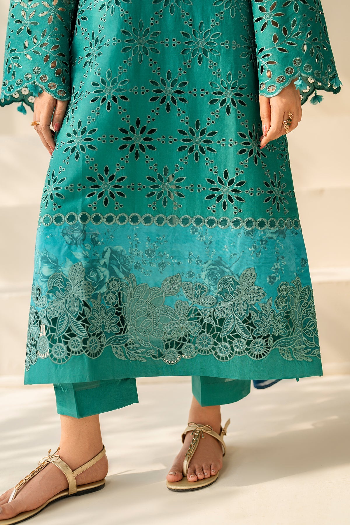 Baroque | Embroidered lawn | UF-4275
