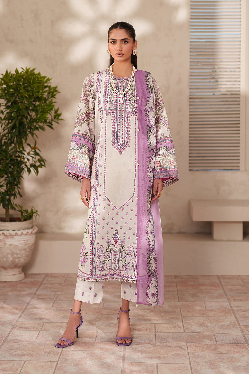 Baroque | Embroidered lawn | UF-4411