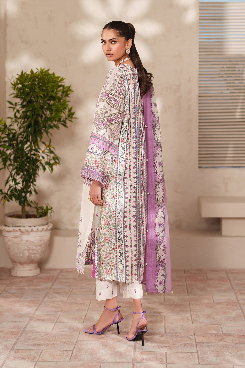 Baroque | Embroidered lawn | UF-4411