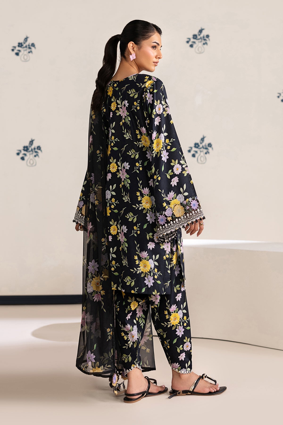 Baroque | Embroidered lawn | UF-4465