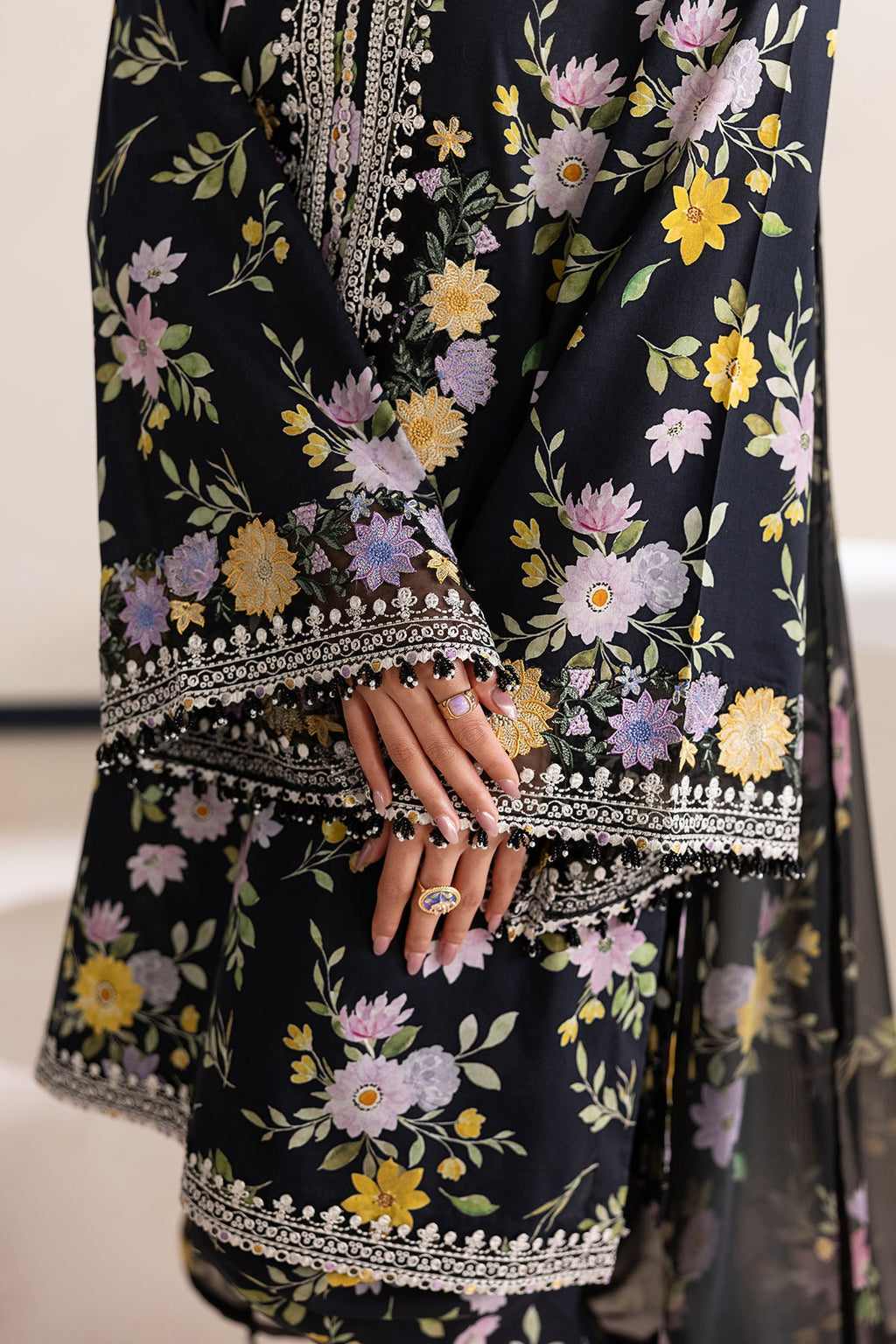 Baroque | Embroidered lawn | UF-4465