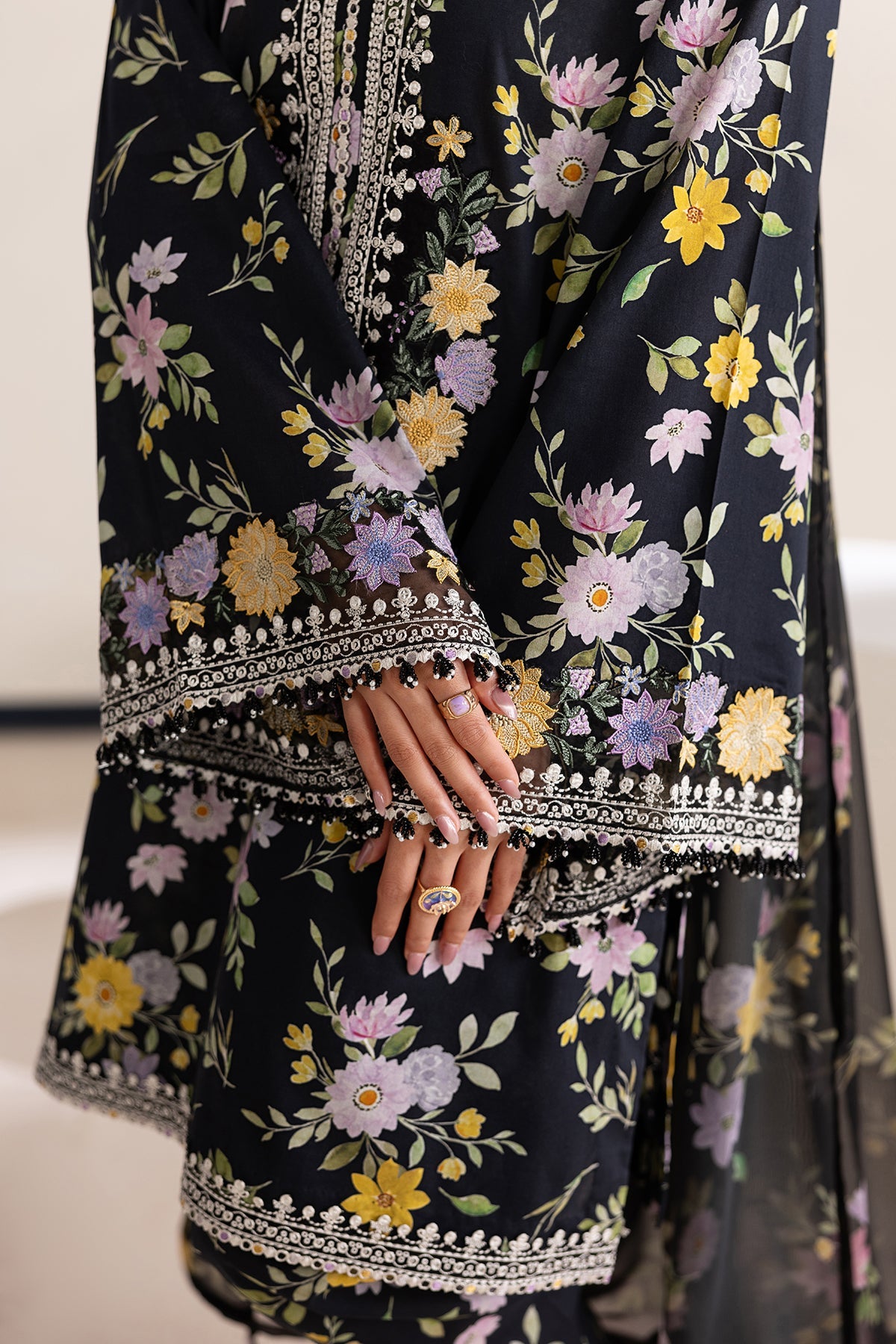 Baroque | Embroidered lawn | UF-4465