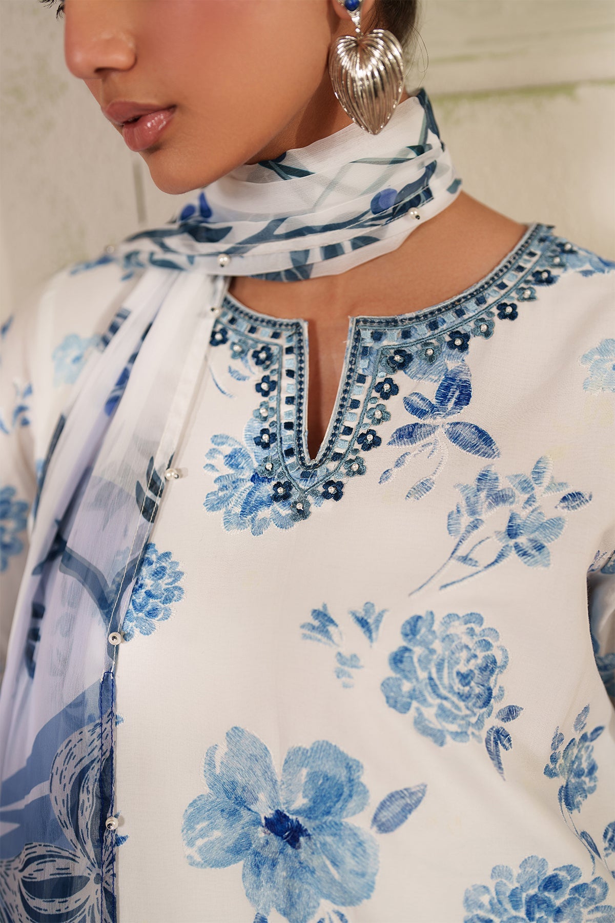 Baroque | Embroidered lawn | UF-4413