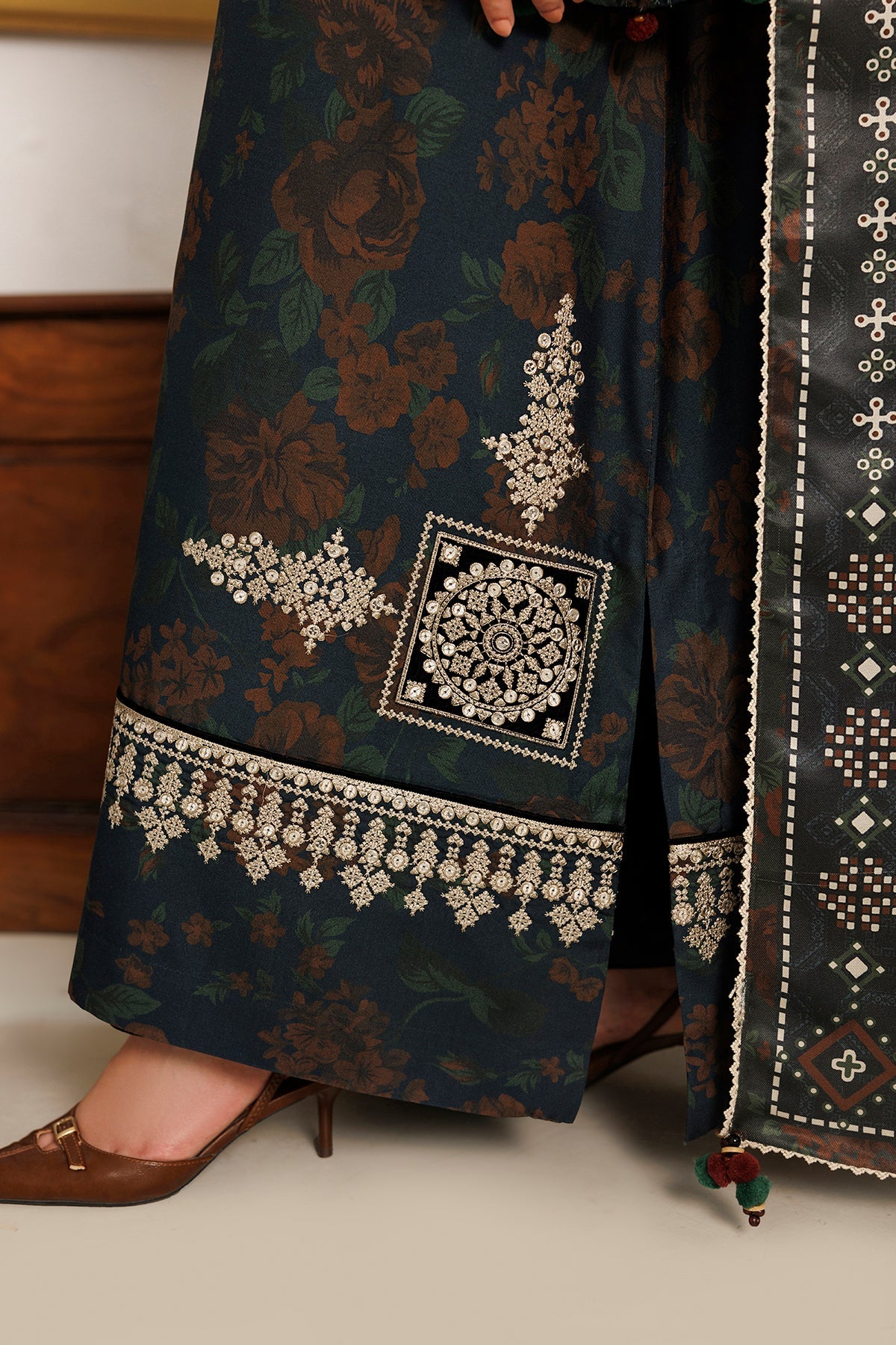 Jazmin | Embroidered Viscose Winter | UW-0266