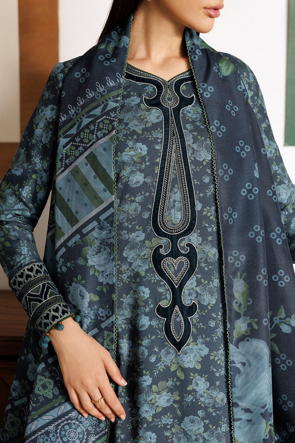 Jazmin | Embroidered Viscose Winter | UW-0256