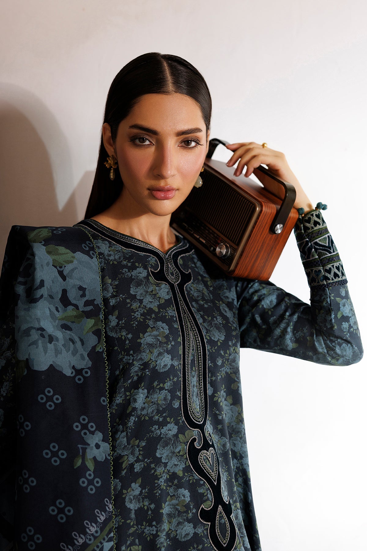 Jazmin | Embroidered Viscose Winter | UW-0256