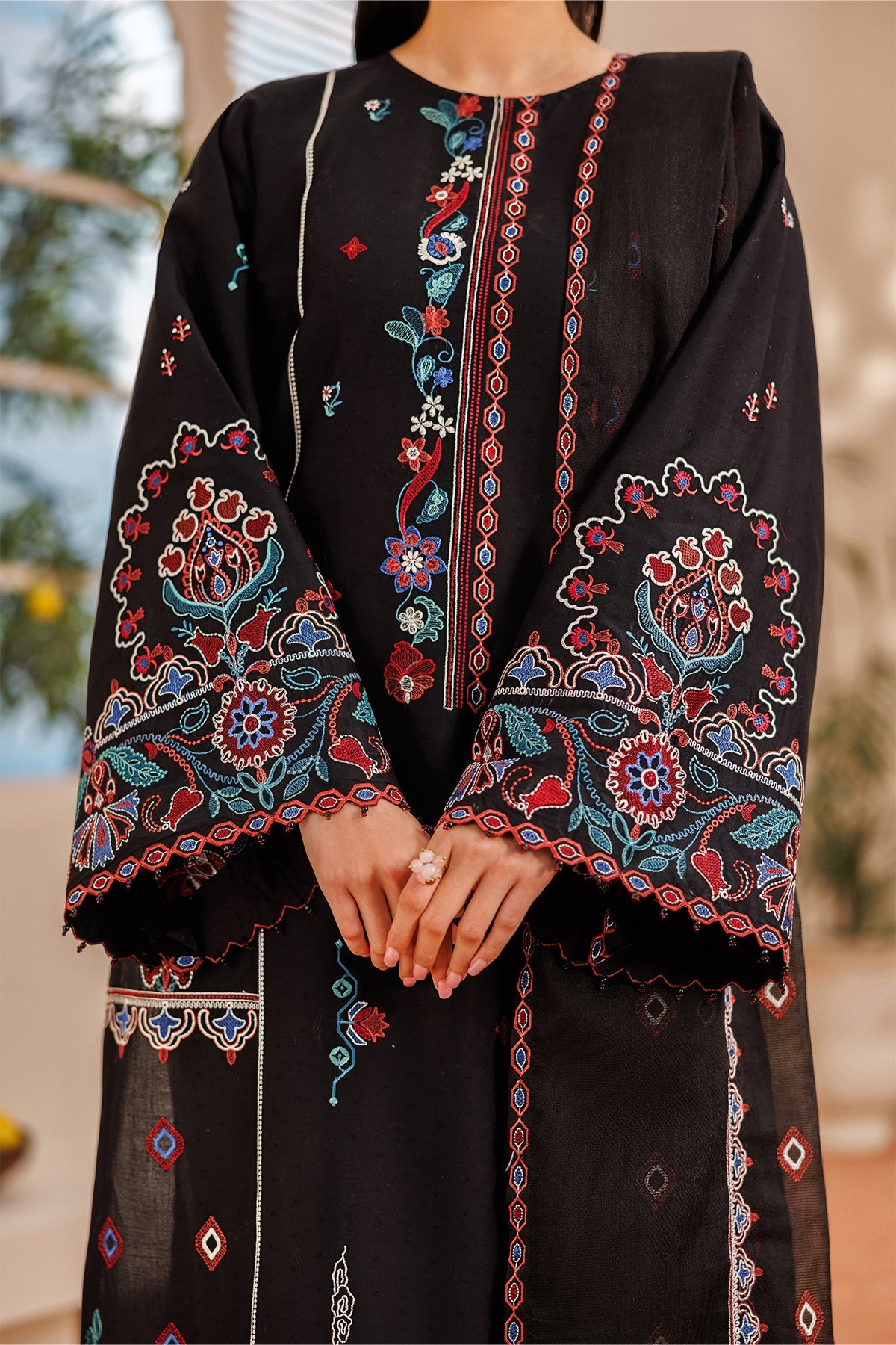 Baroque | Embroidered lawn | UF-4391