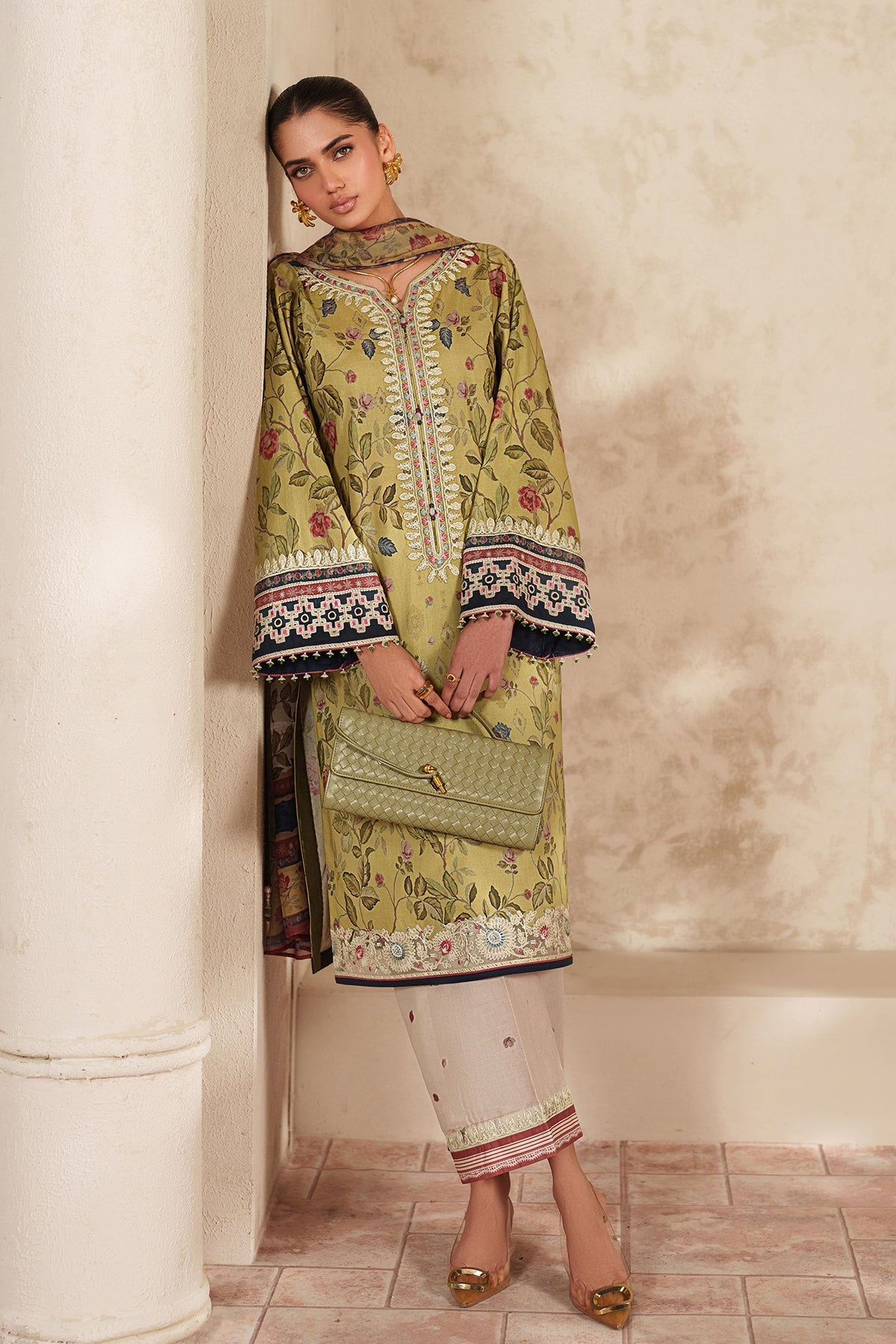 Baroque | Embroidered lawn | UF-4414