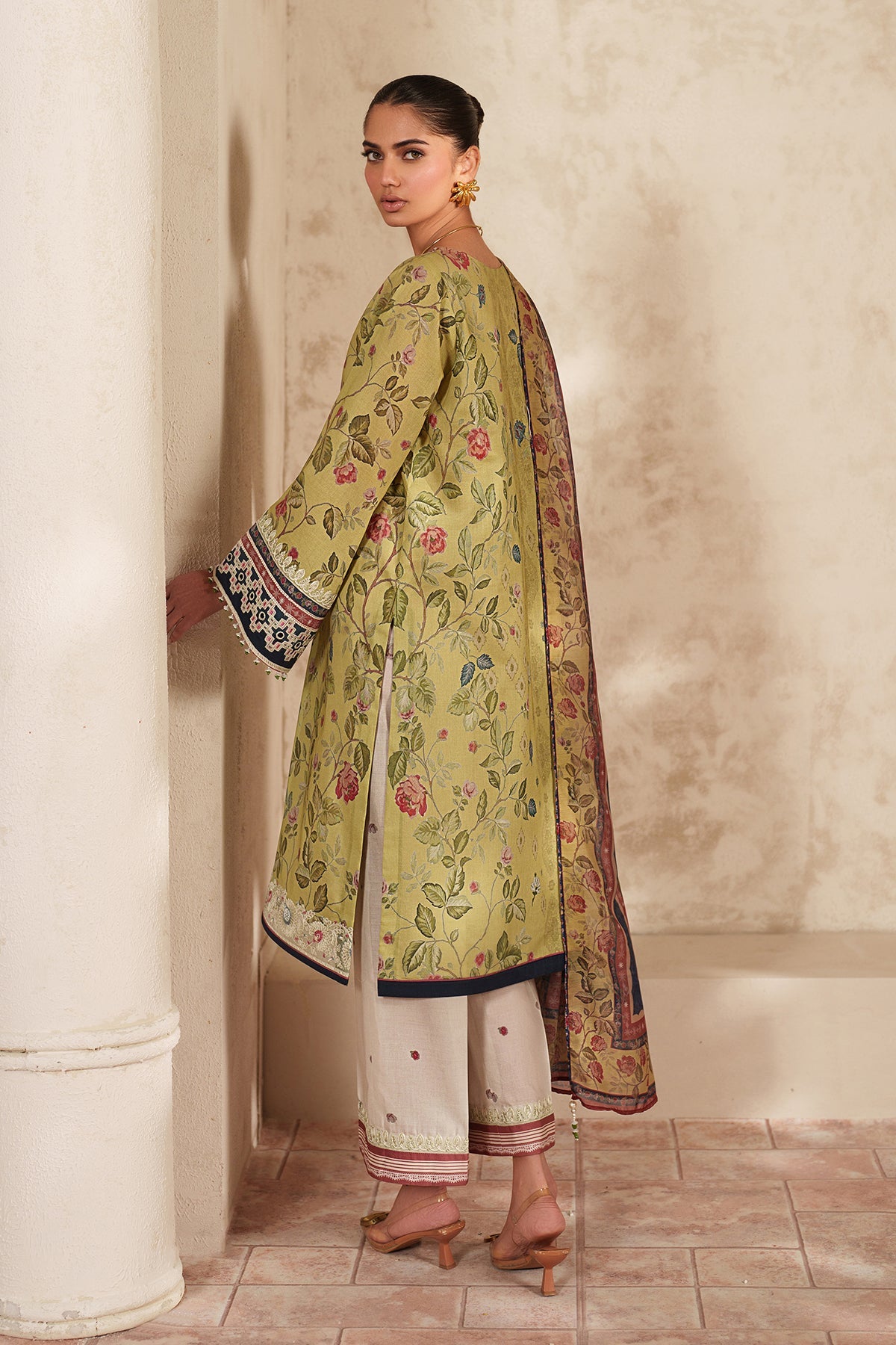 Baroque | Embroidered lawn | UF-4414