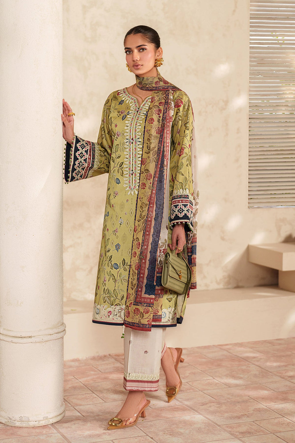 Baroque | Embroidered lawn | UF-4414