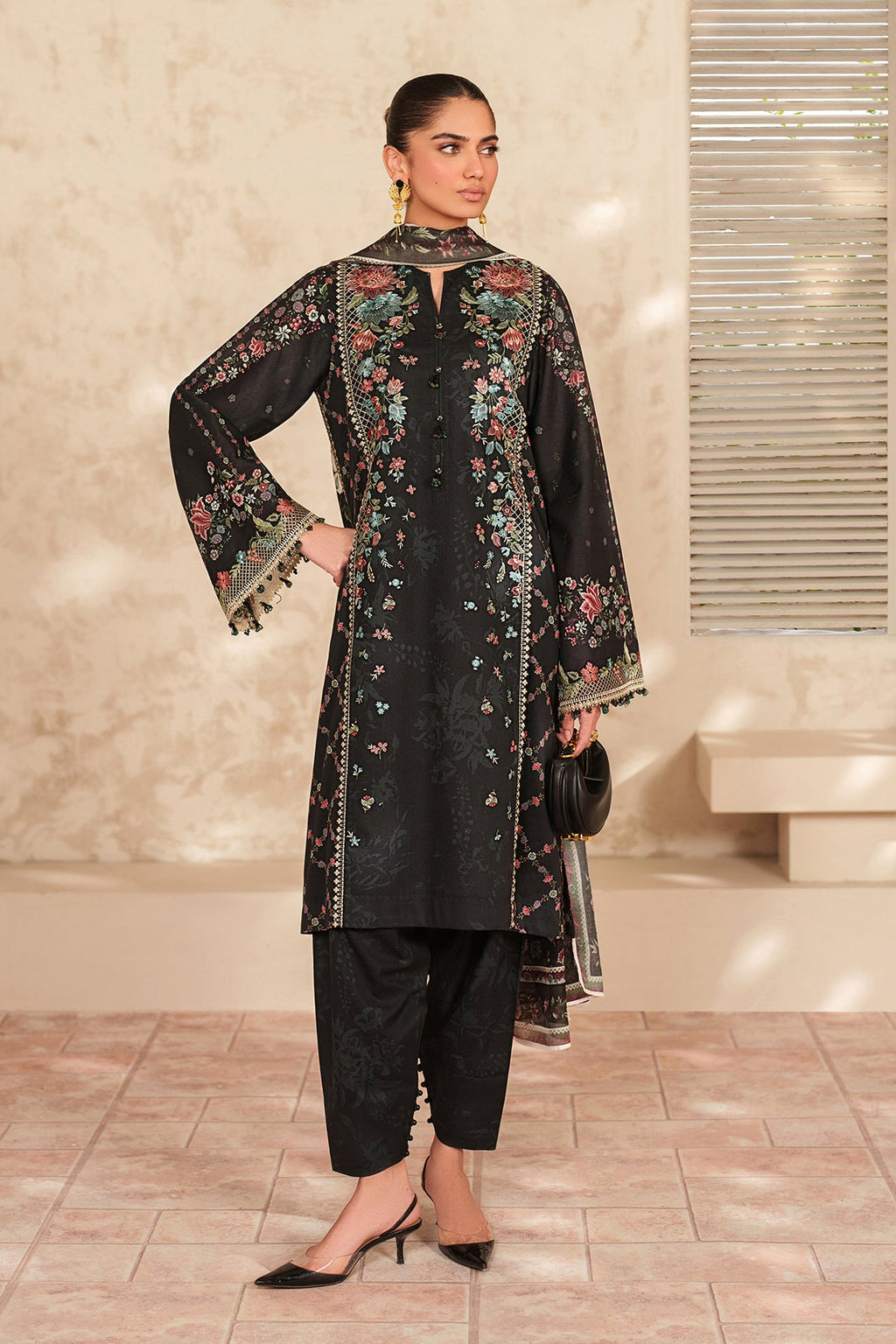 Baroque | Embroidered lawn | UF-4415