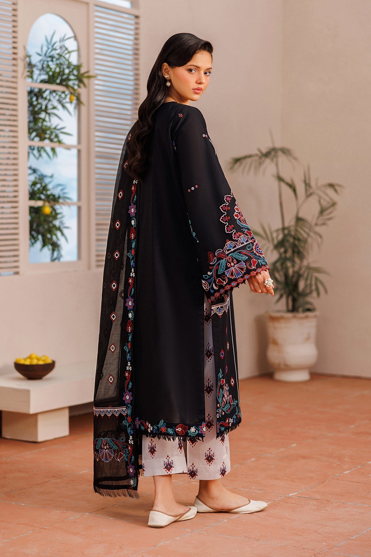 Baroque | Embroidered lawn | UF-4391