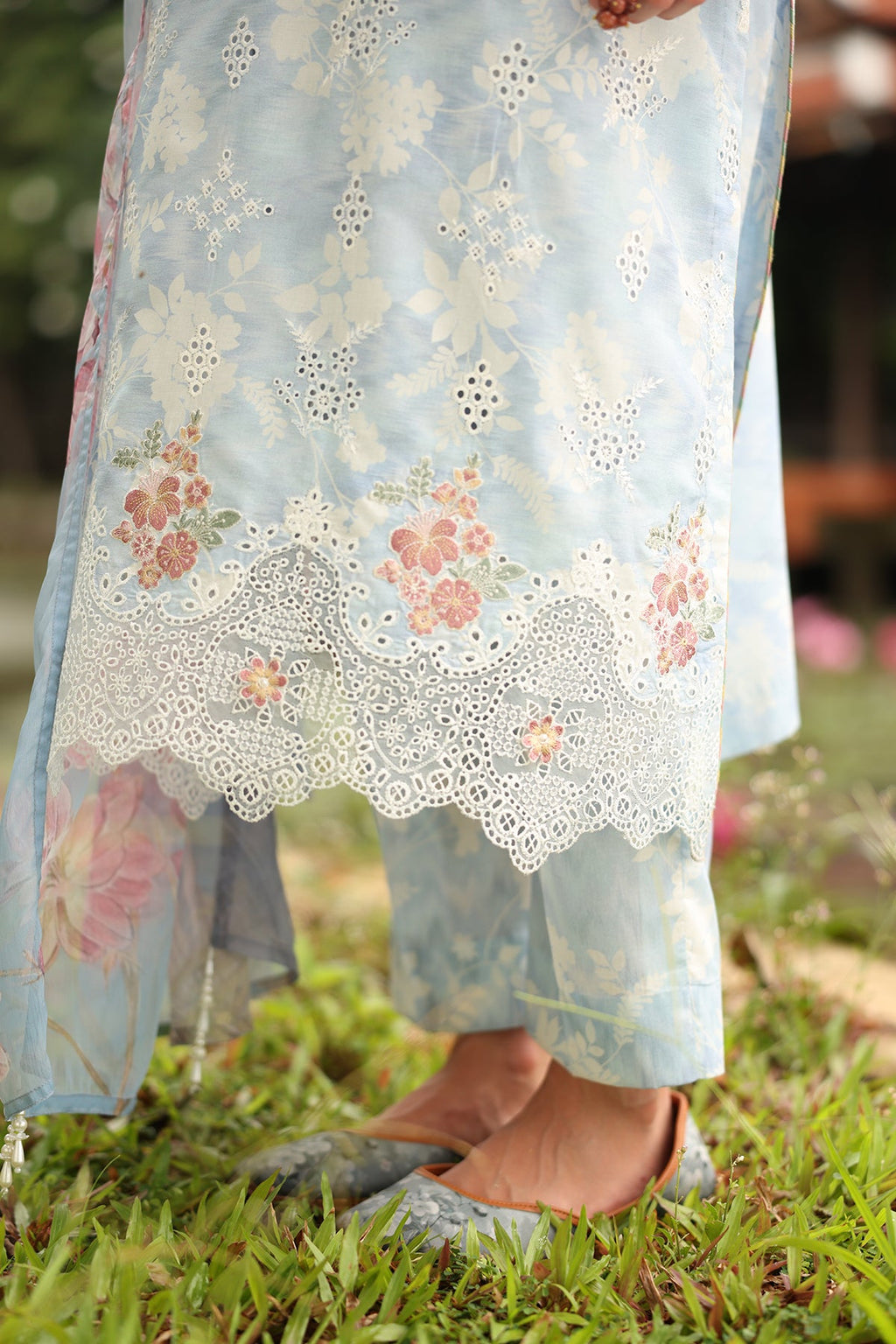 Baroque | Embroidered lawn | UF-4250