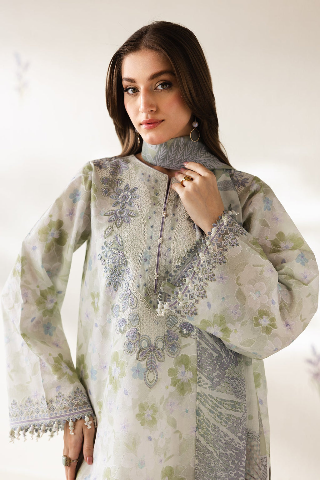 Baroque | Embroidered lawn | UF-4425