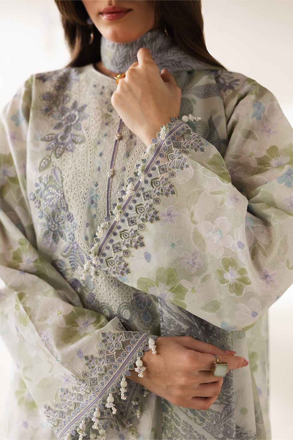 Baroque | Embroidered lawn | UF-4425