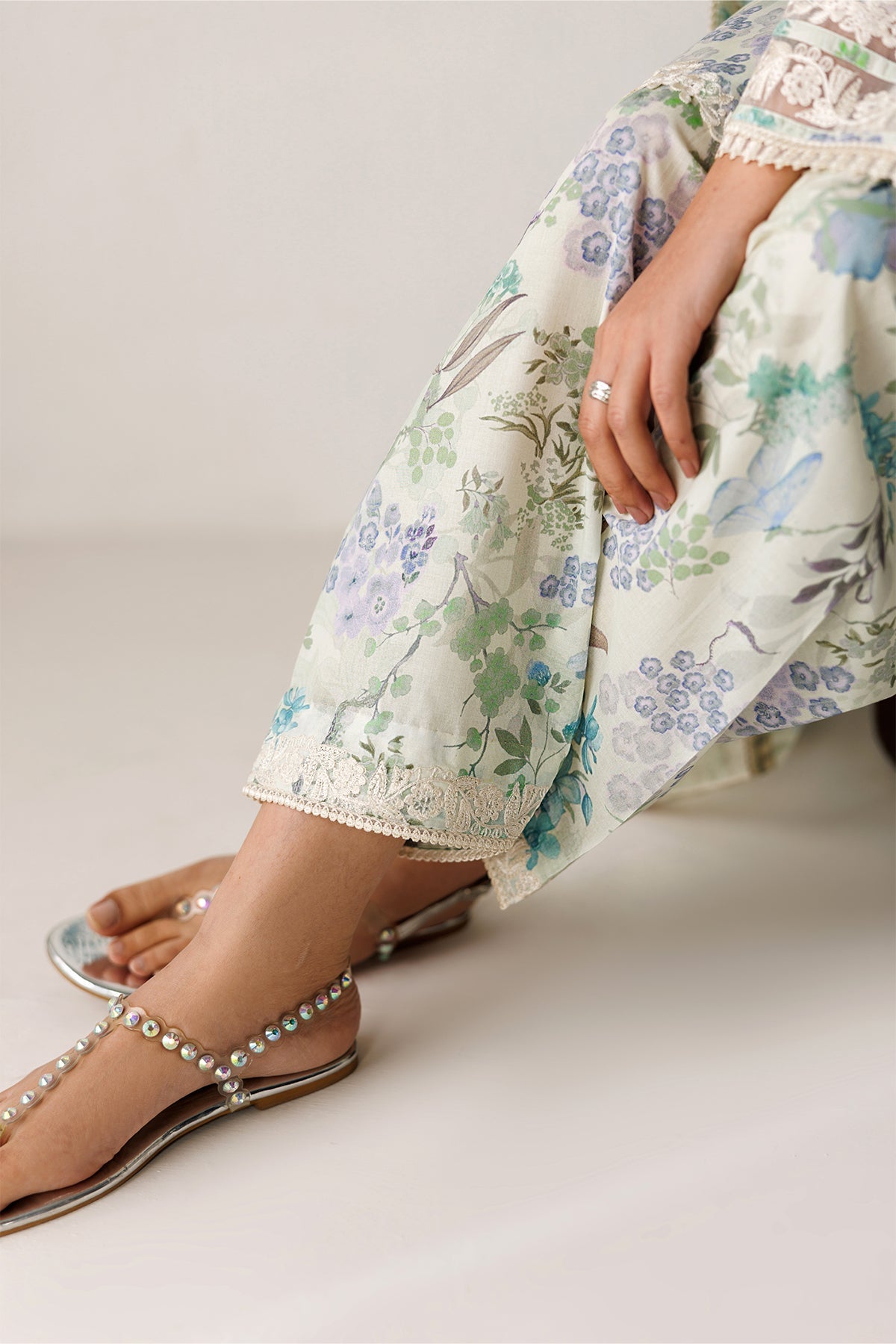 Baroque | Embroidered lawn | UF-4417