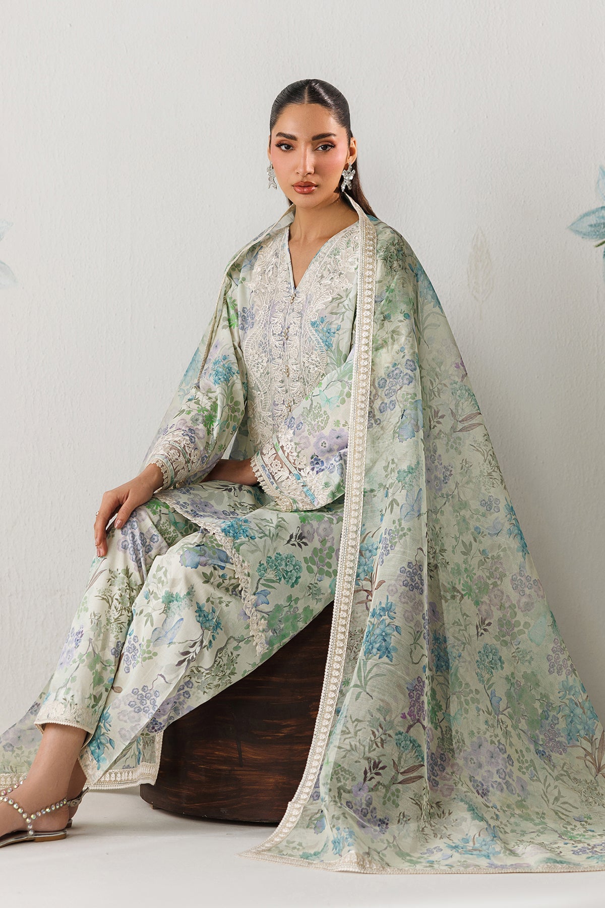 Baroque | Embroidered lawn | UF-4417