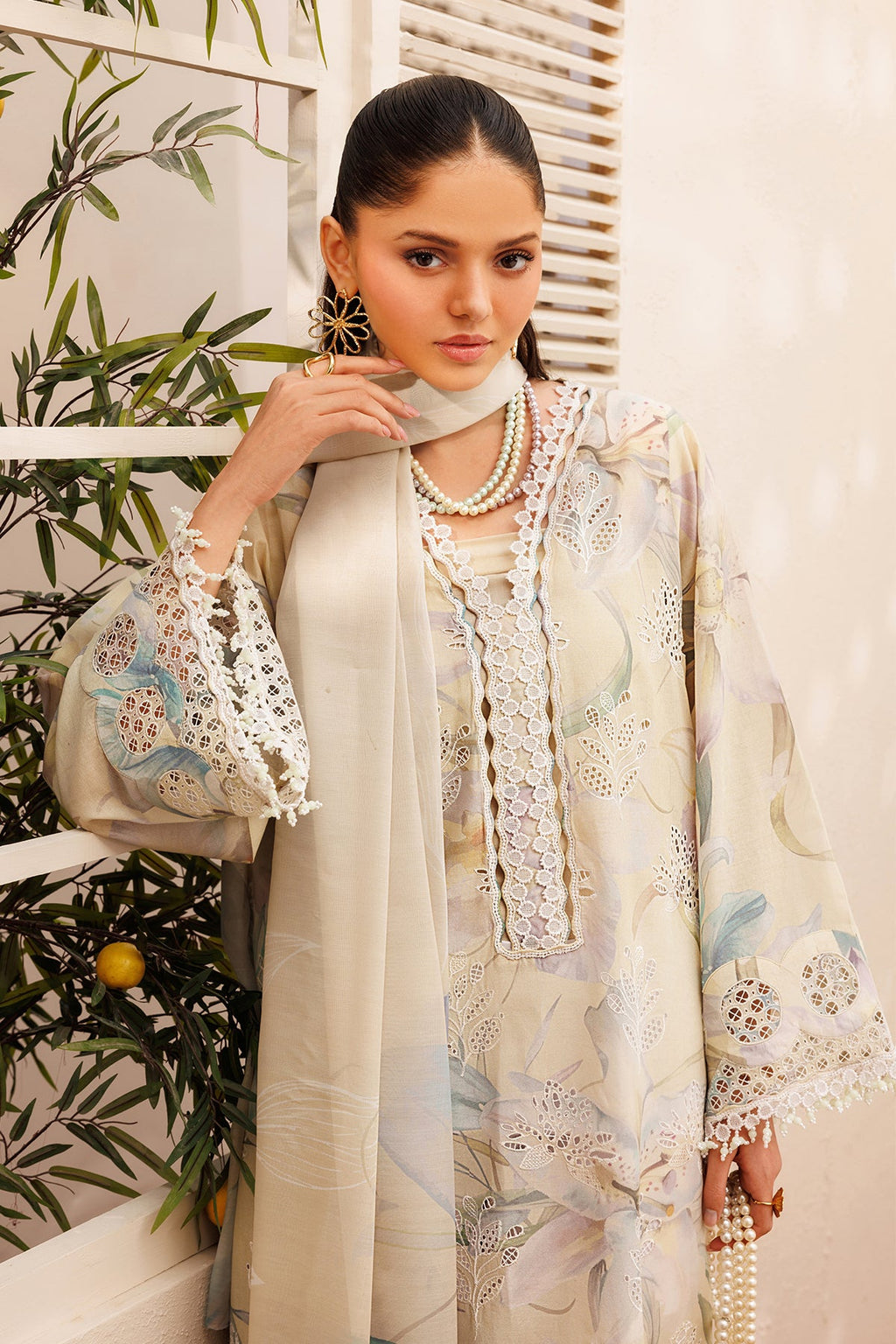 Baroque | Embroidered lawn | UF-4396