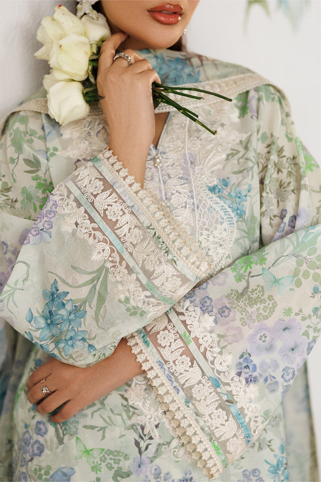 Baroque | Embroidered lawn | UF-4417