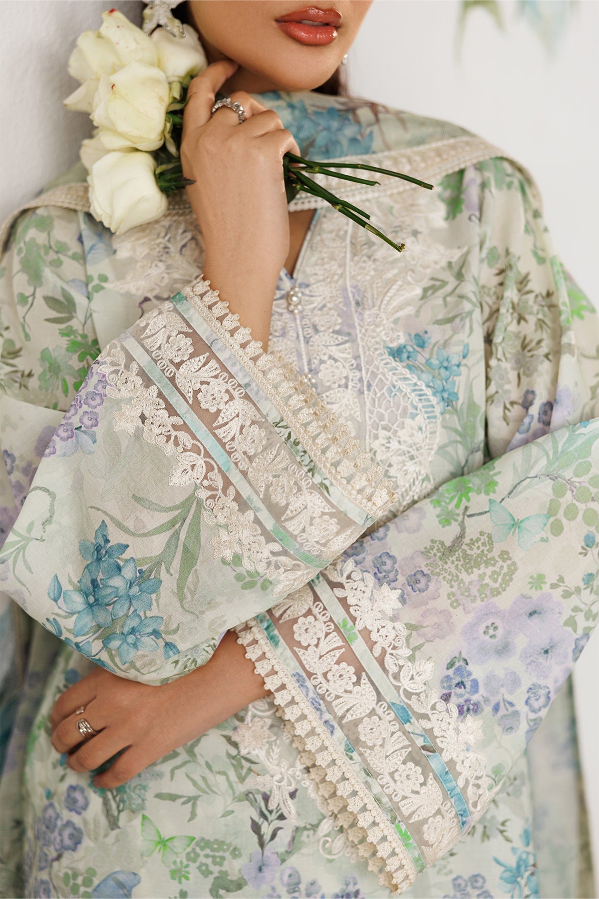 Baroque | Embroidered lawn | UF-4417