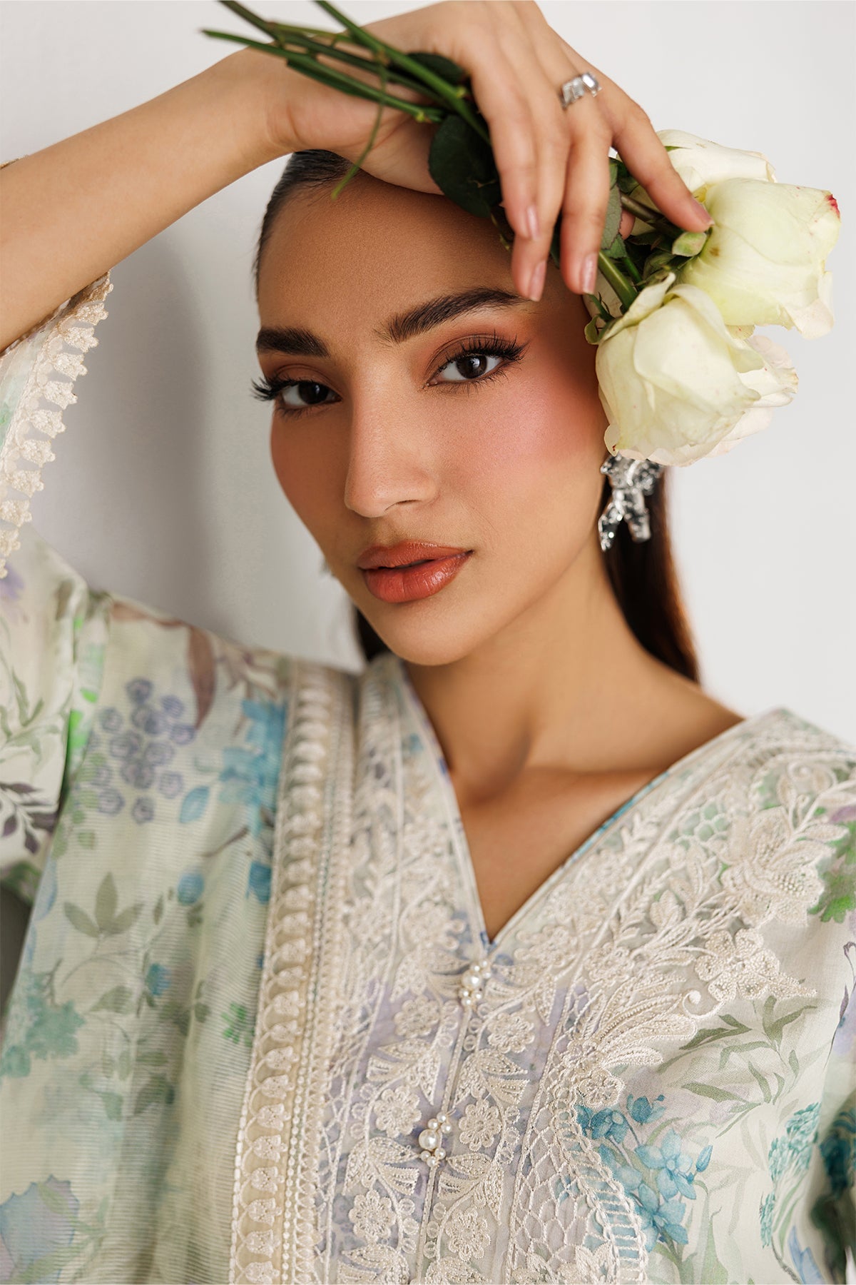 Baroque | Embroidered lawn | UF-4417