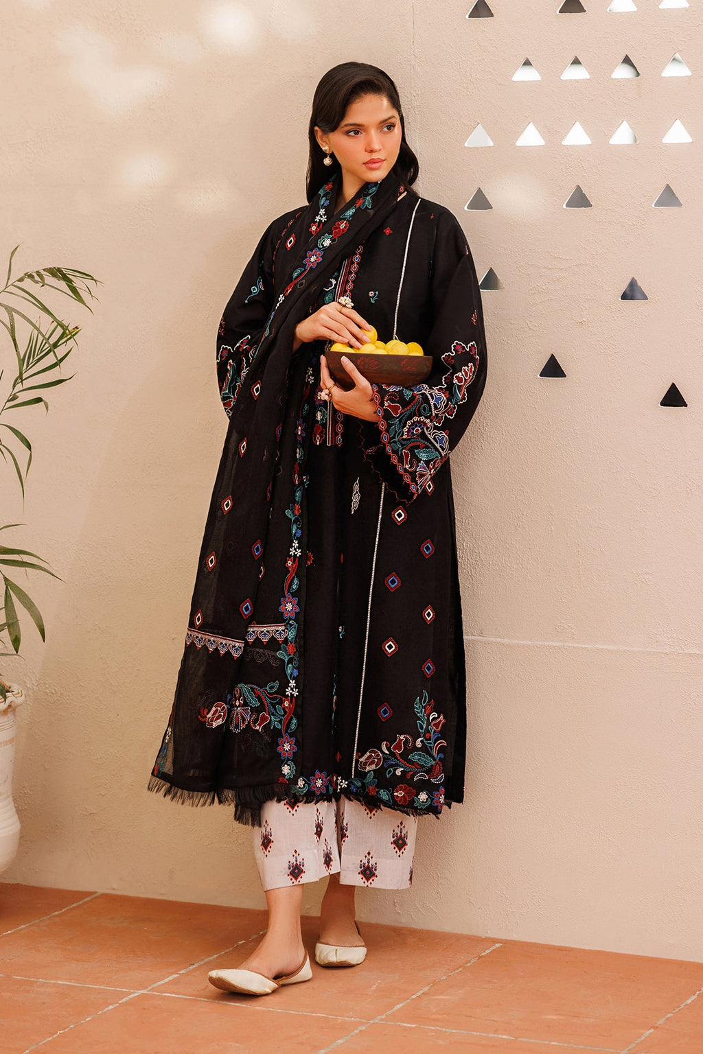 Baroque | Embroidered lawn | UF-4391