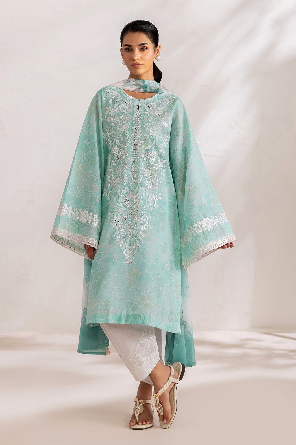Baroque | Embroidered lawn | UF-4451