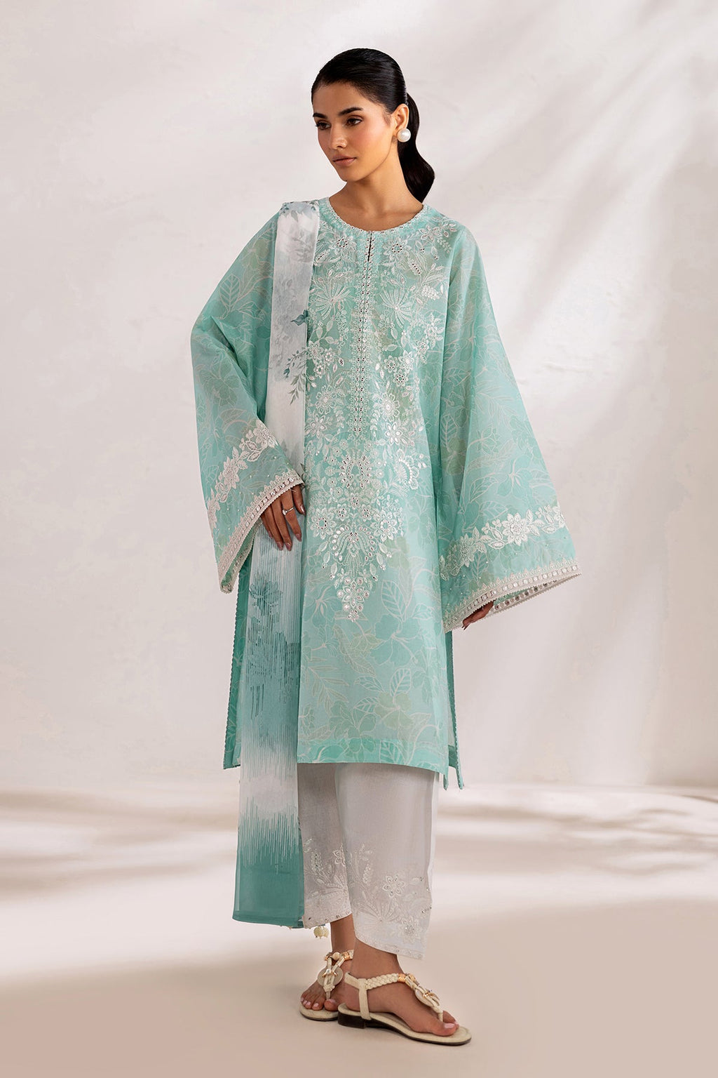 Baroque | Embroidered lawn | UF-4451