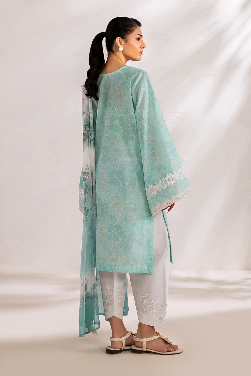 Baroque | Embroidered lawn | UF-4451