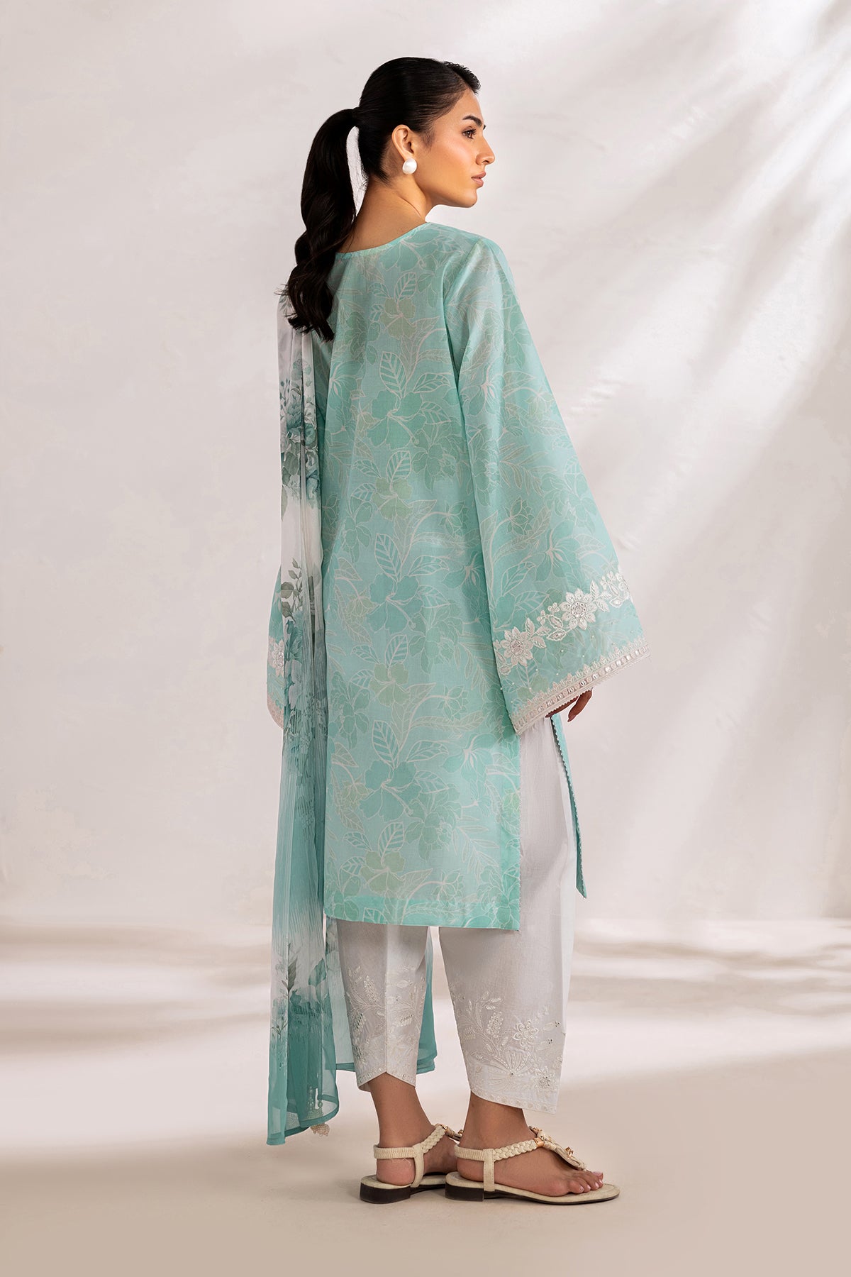 Baroque | Embroidered lawn | UF-4451