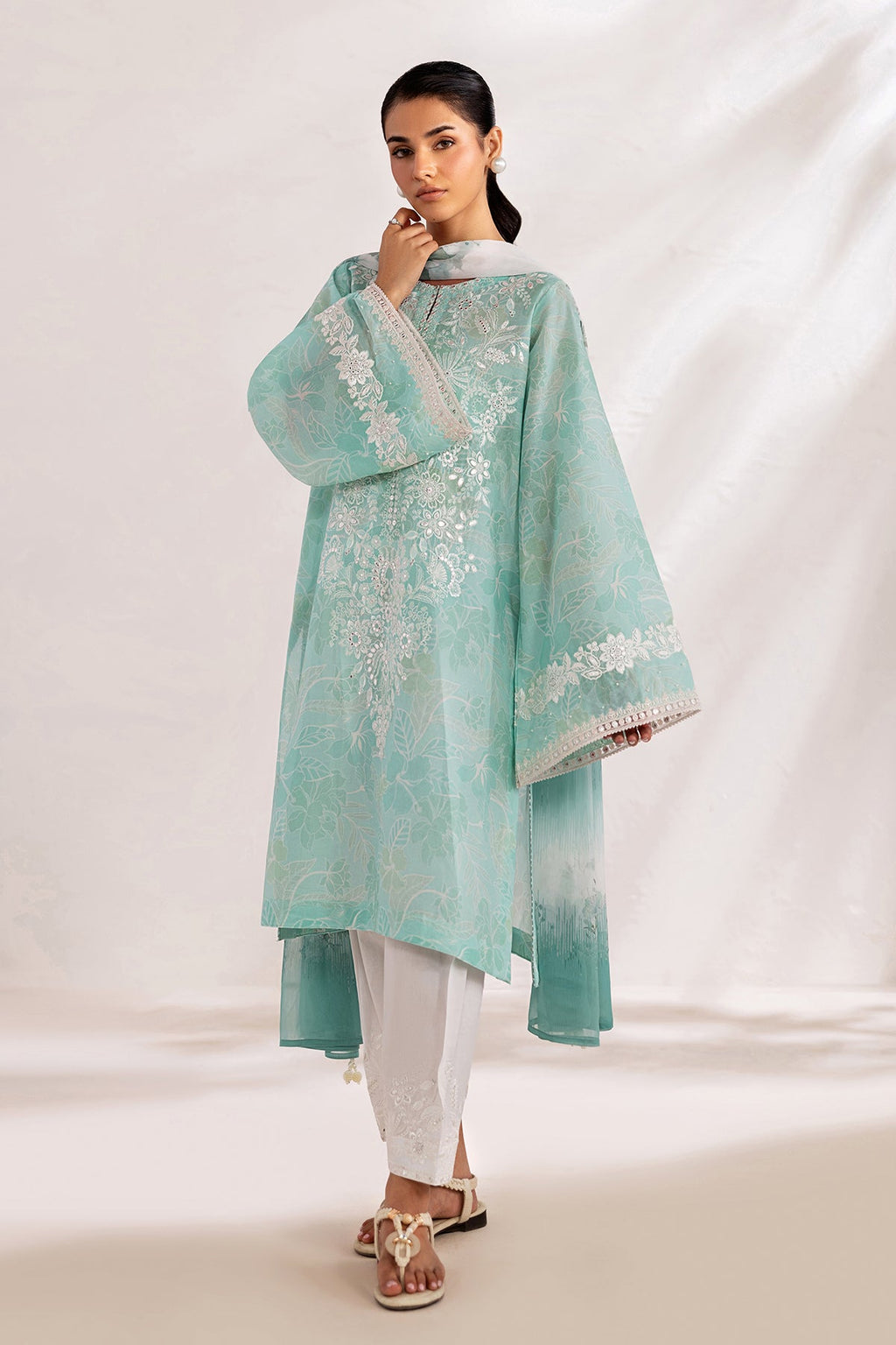 Baroque | Embroidered lawn | UF-4451