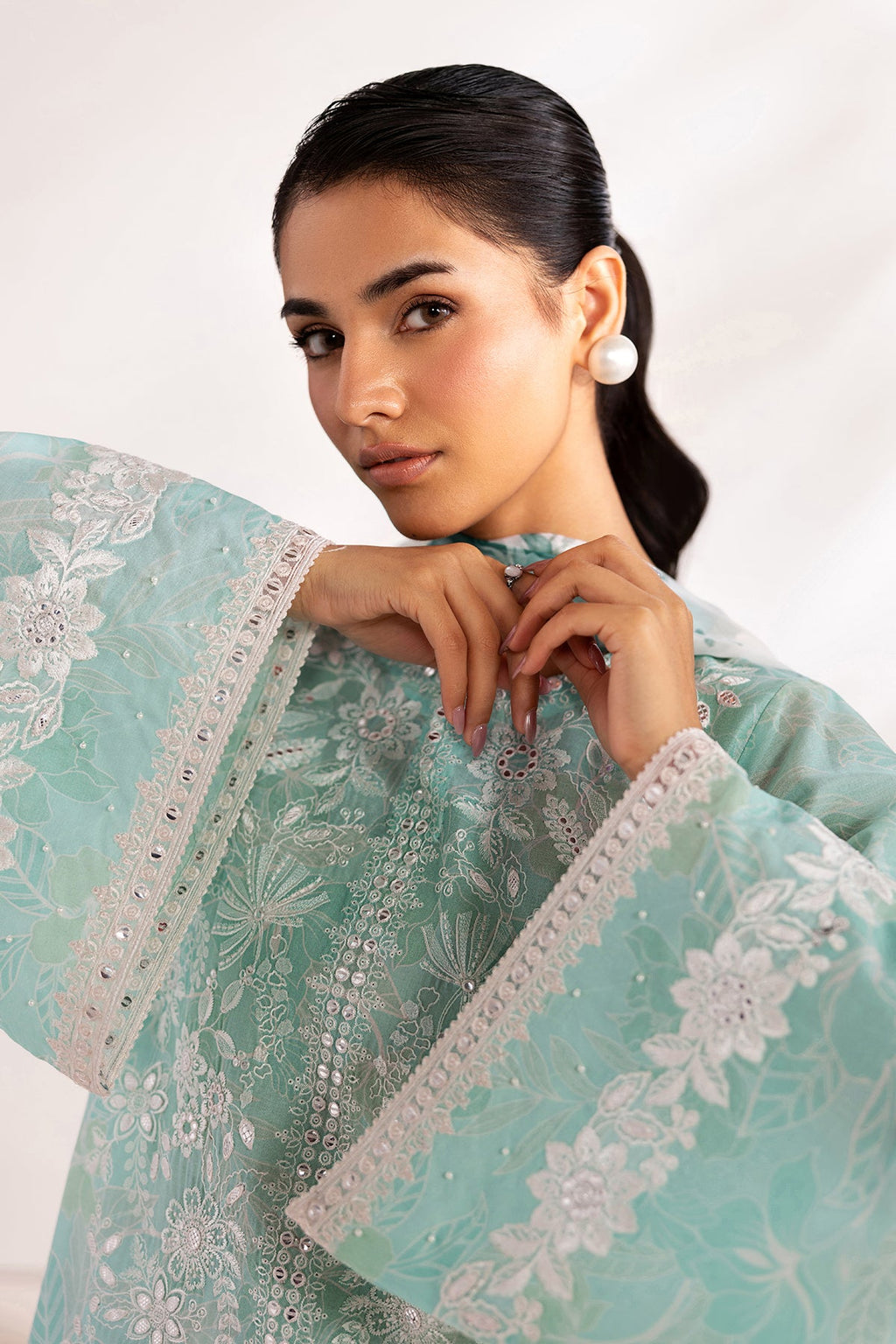 Baroque | Embroidered lawn | UF-4451