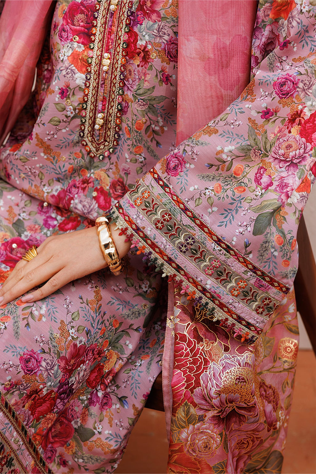Baroque | Embroidered lawn | UF-4398