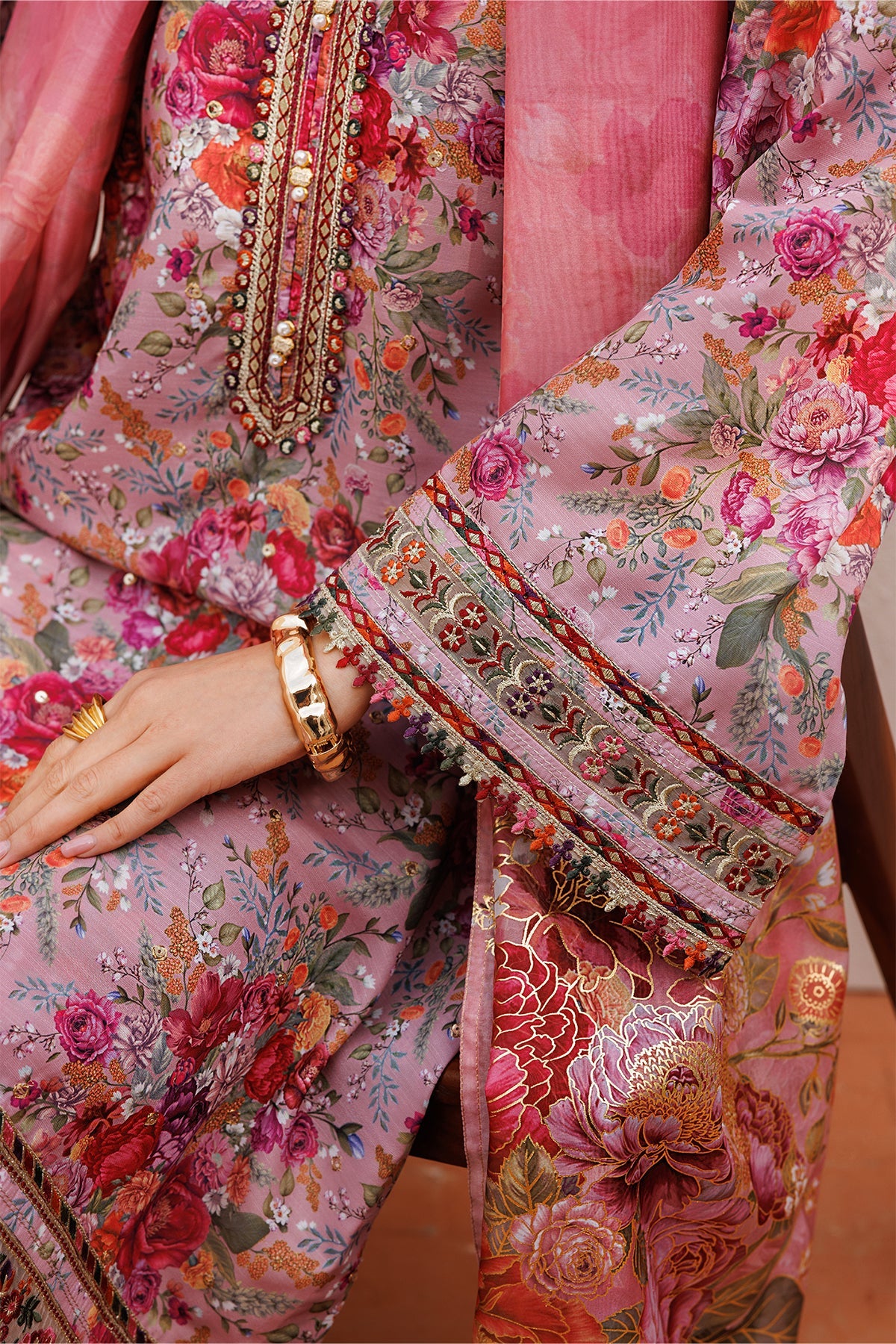 Baroque | Embroidered lawn | UF-4398