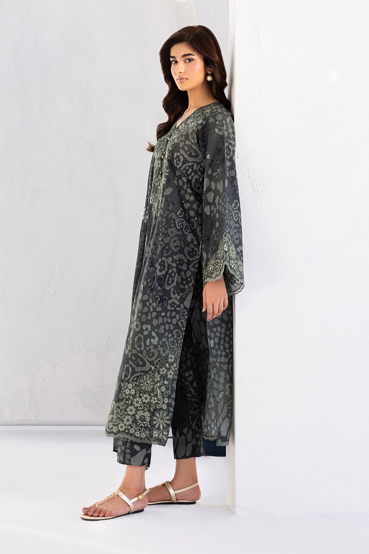 Baroque | Embroidered lawn | UF-4454