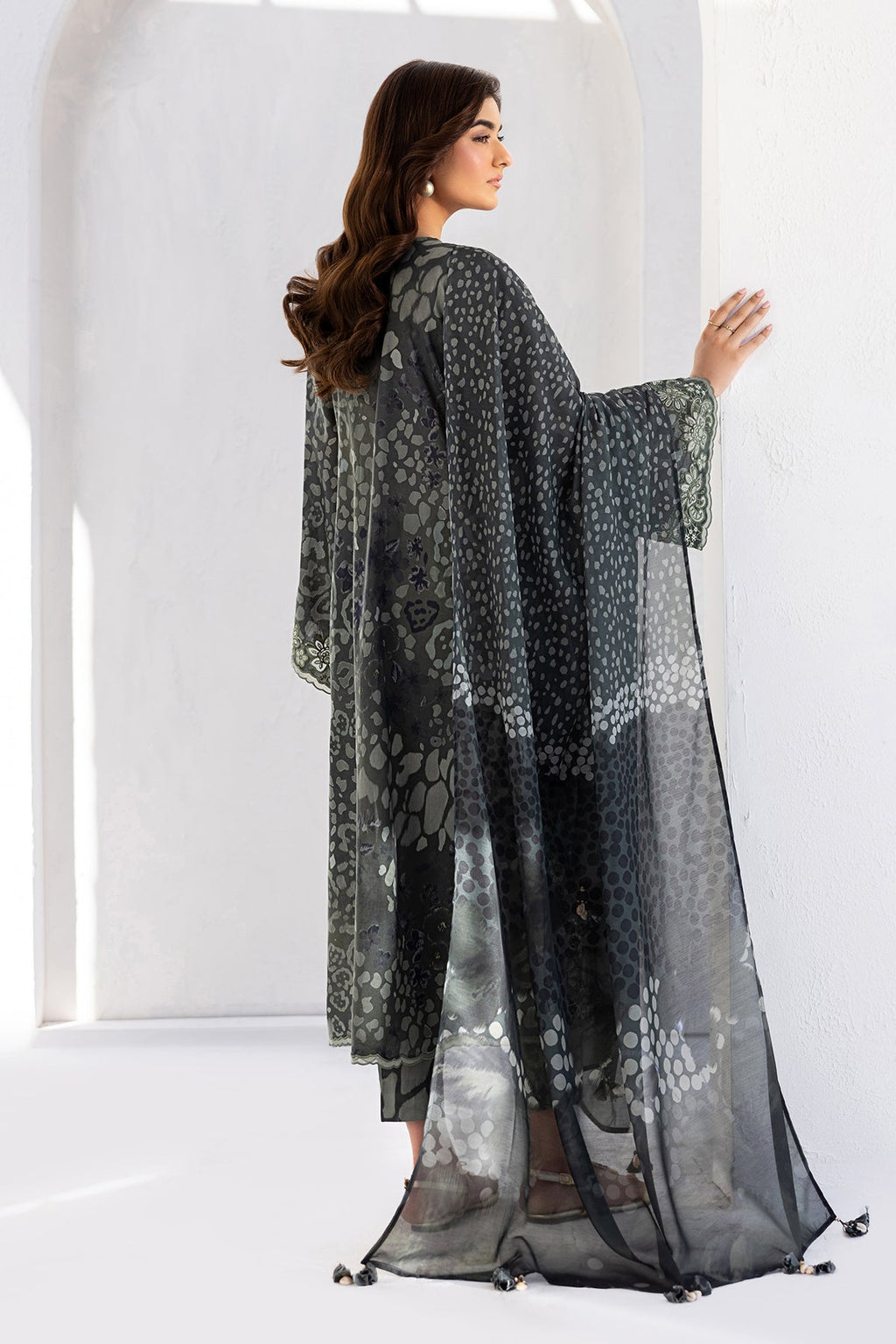 Baroque | Embroidered lawn | UF-4454