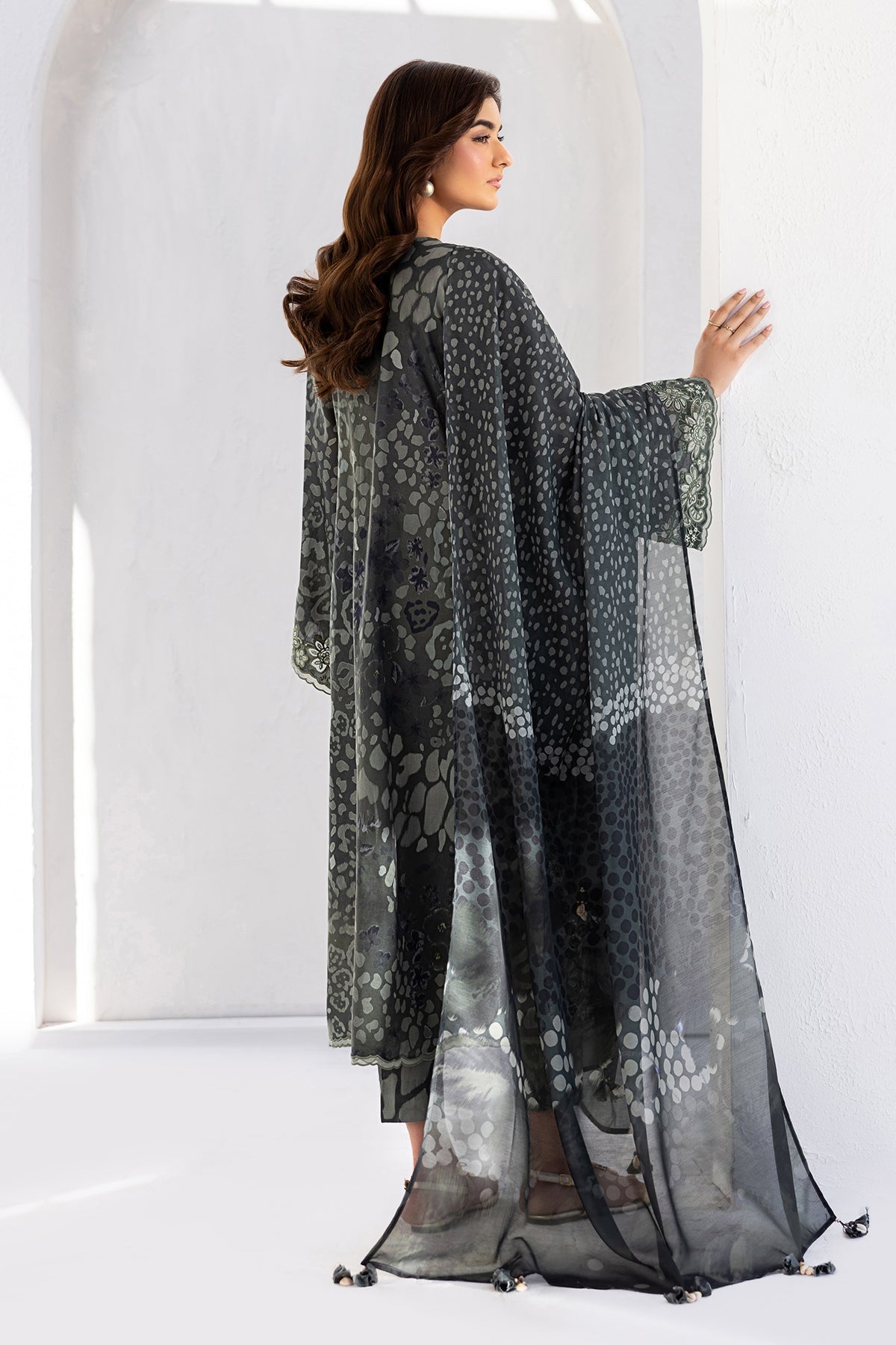 Baroque | Embroidered lawn | UF-4454