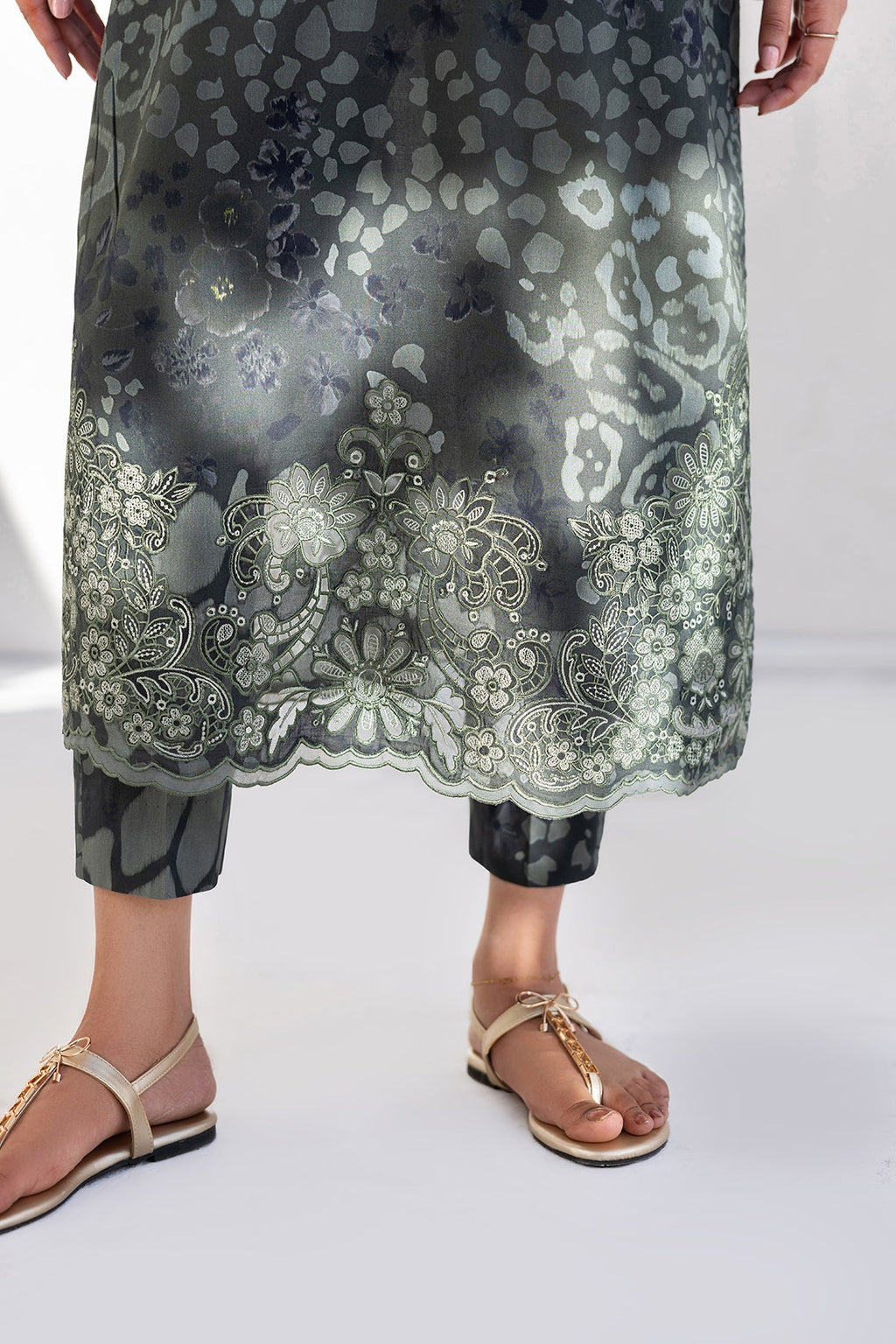 Baroque | Embroidered lawn | UF-4454