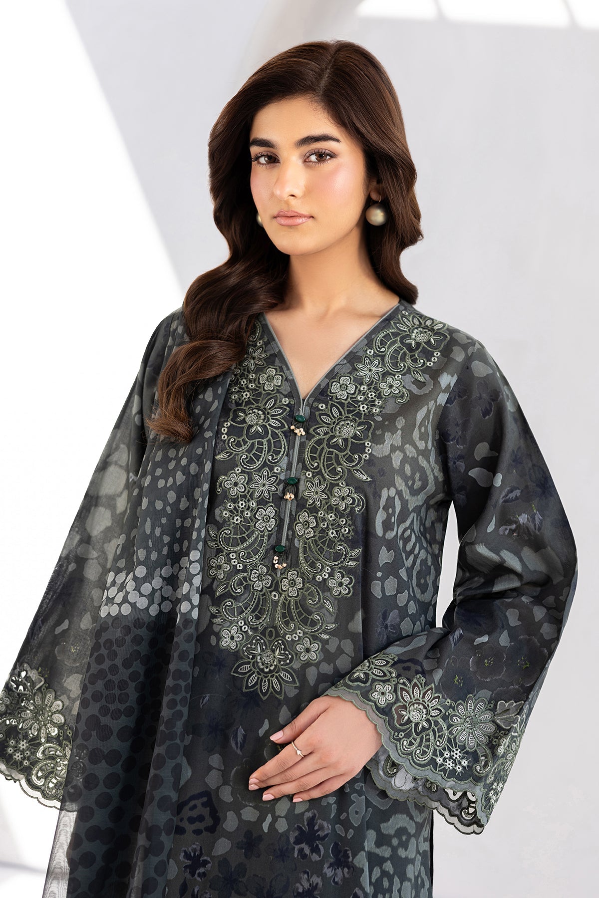 Baroque | Embroidered lawn | UF-4454