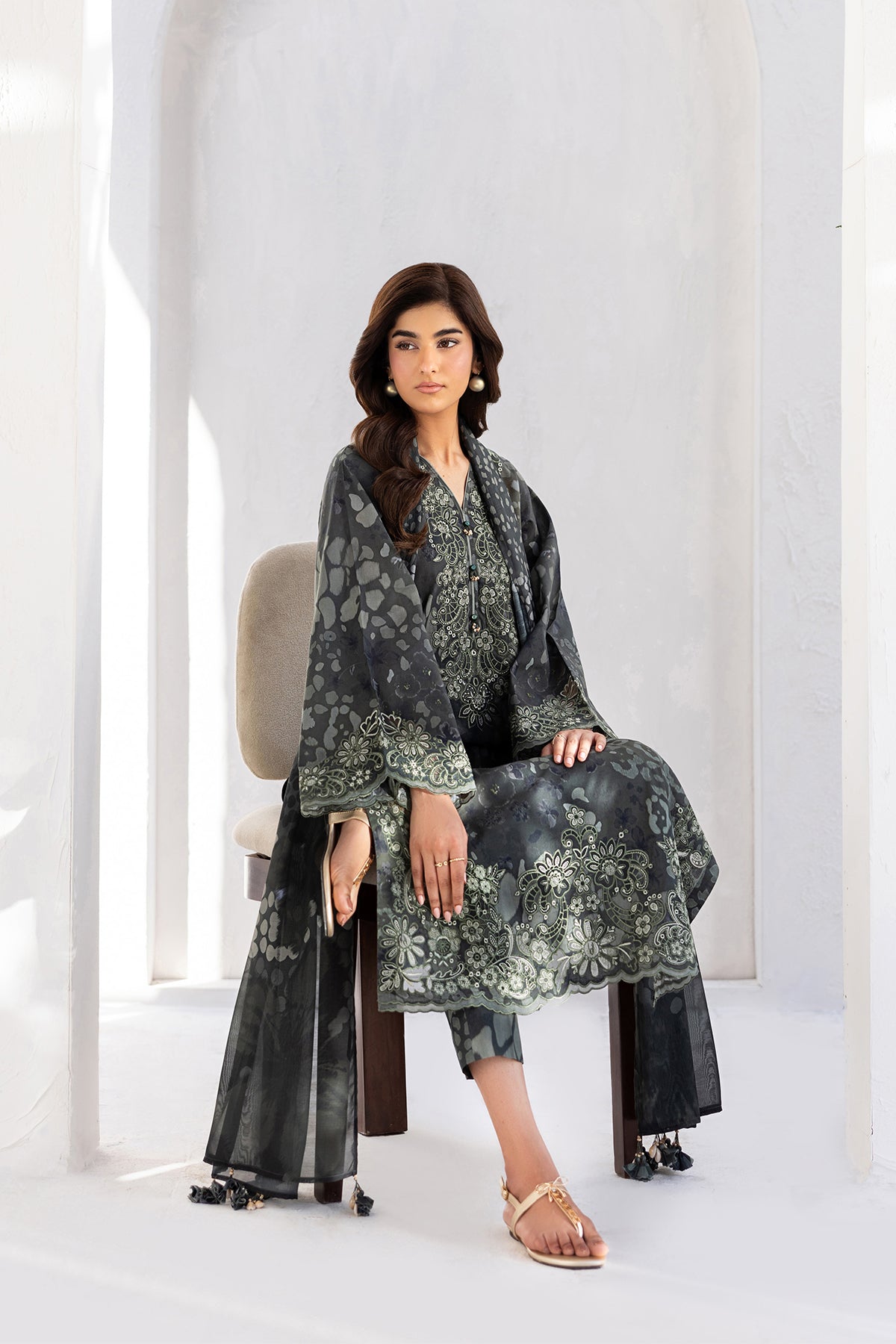 Baroque | Embroidered lawn | UF-4454