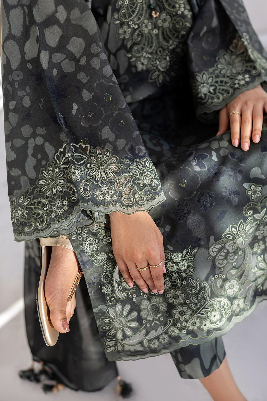 Baroque | Embroidered lawn | UF-4454
